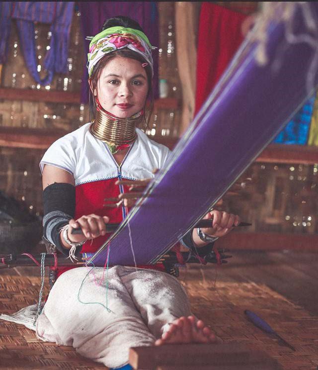 Những người phụ nữ cổ dài Kayan – thuộc dân tộc Padaung. Lý do họ có tên gọi cổ dài vì tục lệ lâu đời, đeo thật nhiều vòng cổ bằng đồng.